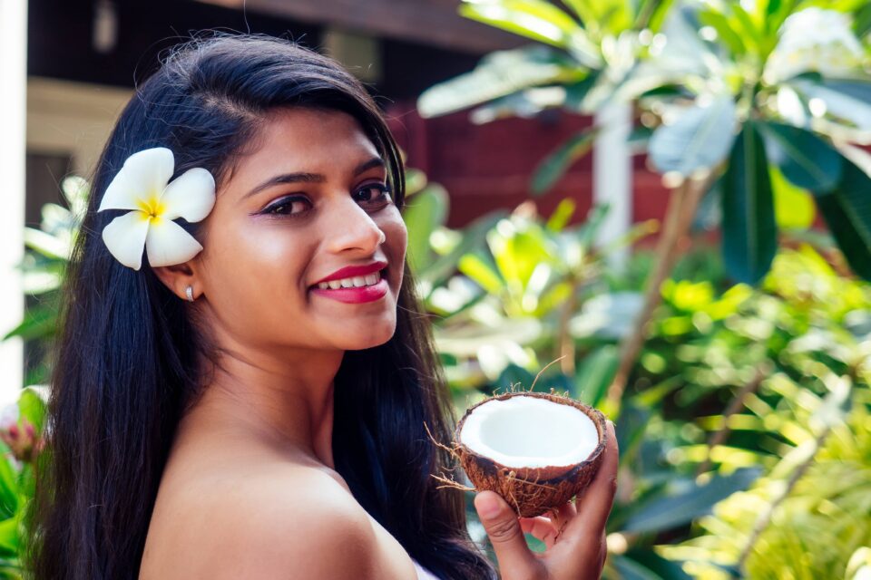 AYURVEDIC DOCTOR SAYS COCONUT OIL AS A SUNSCREEN NOT SO EFFECTIVE