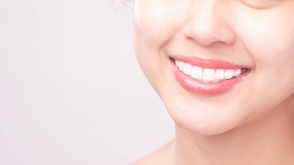 AYURVEDIC DOCTOR SUGGESTS HOME REMEDIES FOR SHINING WHITE TEETH
