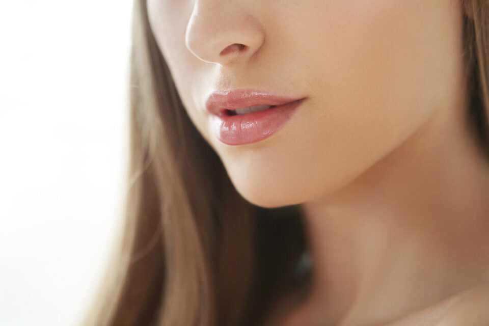 how can i use castor oil for lips?