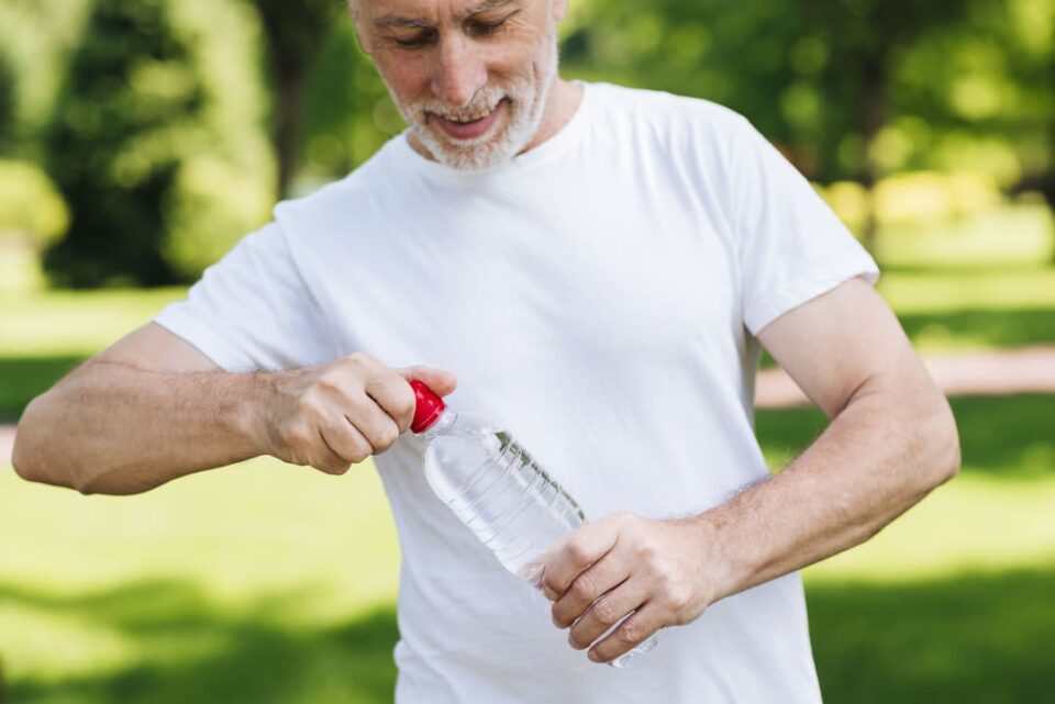 Does drinking water help stiff joints?