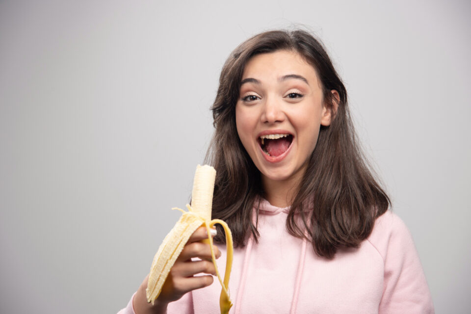 Is it okay to eat bananas before sleeping?